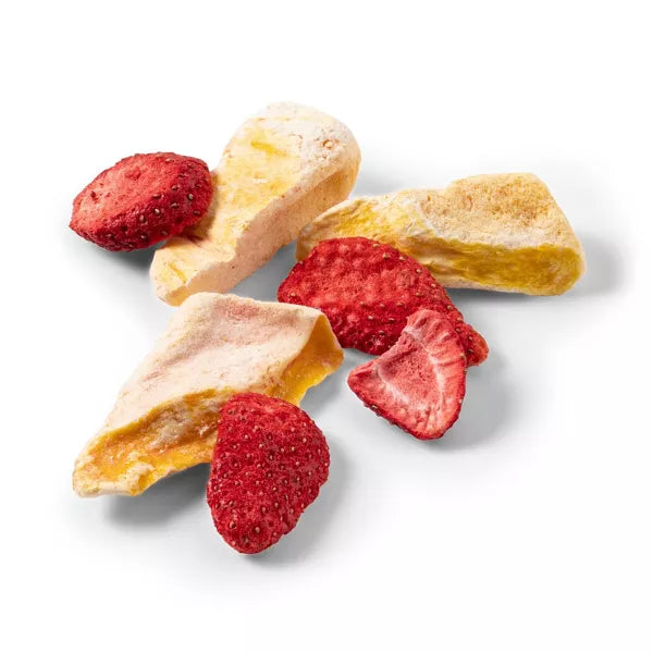 Good & Gather Mango & Strawberry Slices Freeze Dried Fruit Blend, 1oz.